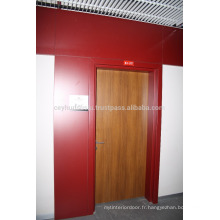 Porte revêtue en stratifié en teck avec cadre et jambage en stratifié couleur rouge Claret